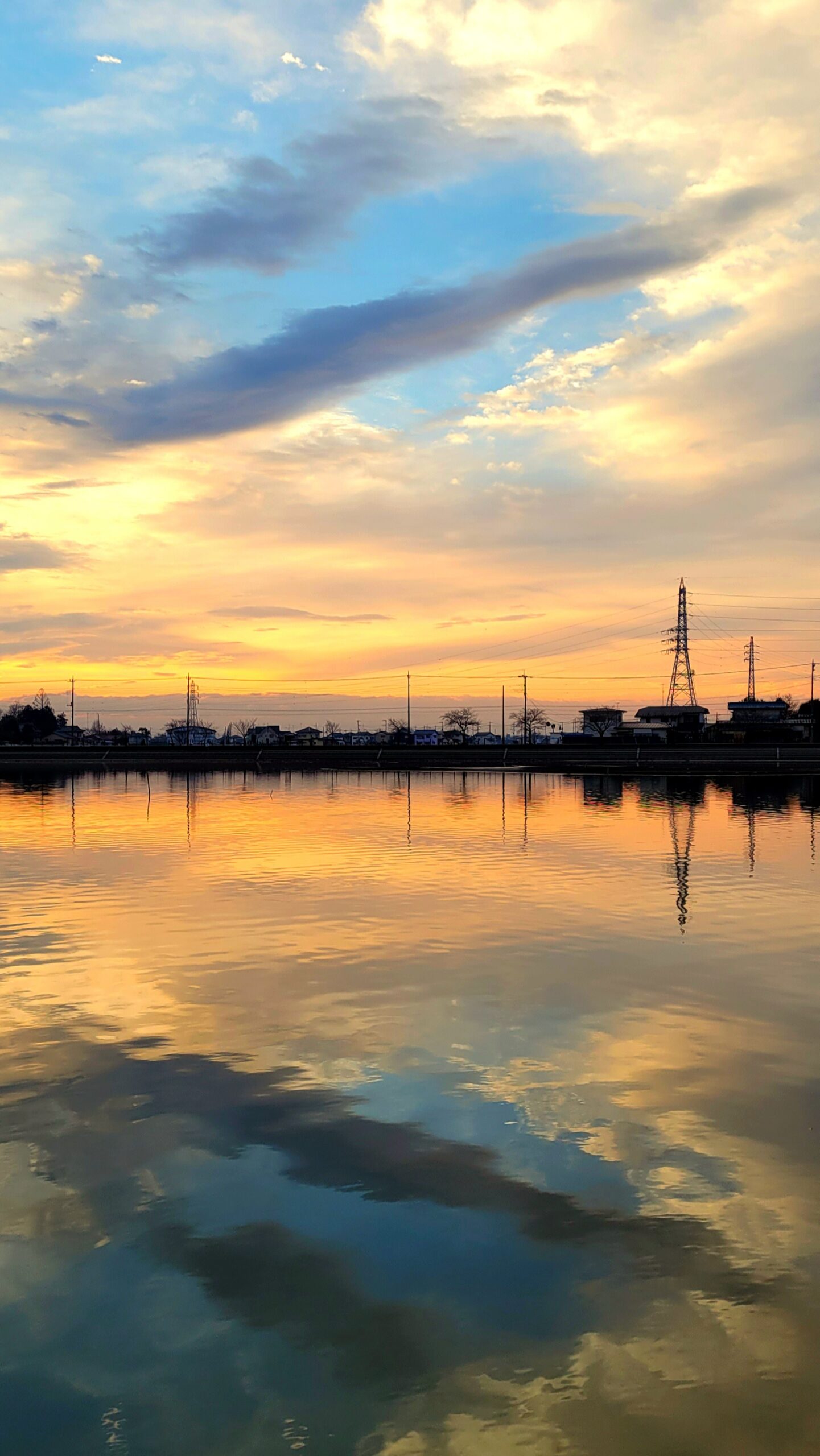 伊佐沼にて、「伊佐沼の静寂!鏡のような水面が映し出す幻想的な風景」と感じた写真です。