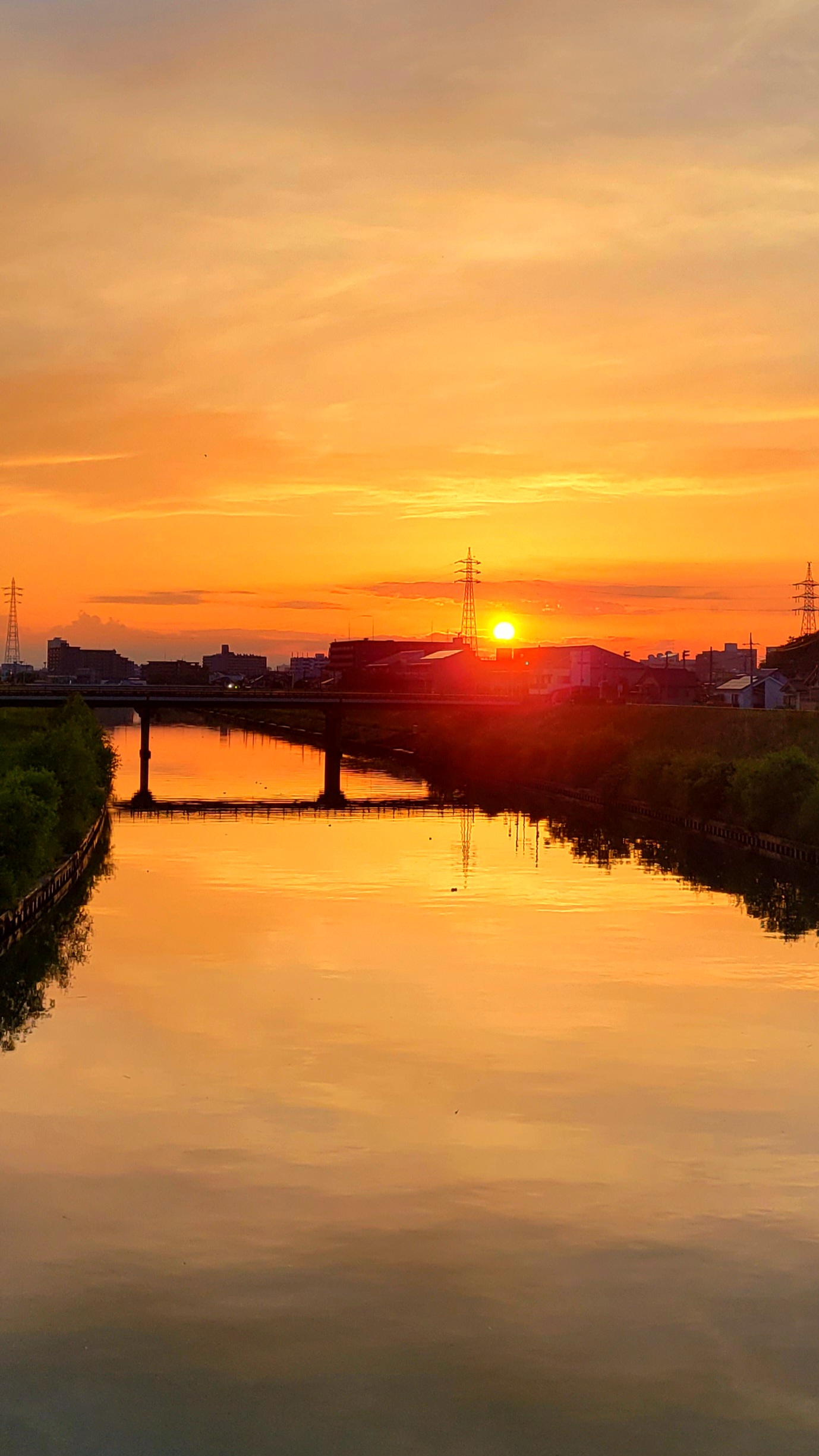 新芝川にて、「水面に映る幻想的な夕焼けの絶景スポット」と感じた写真です。