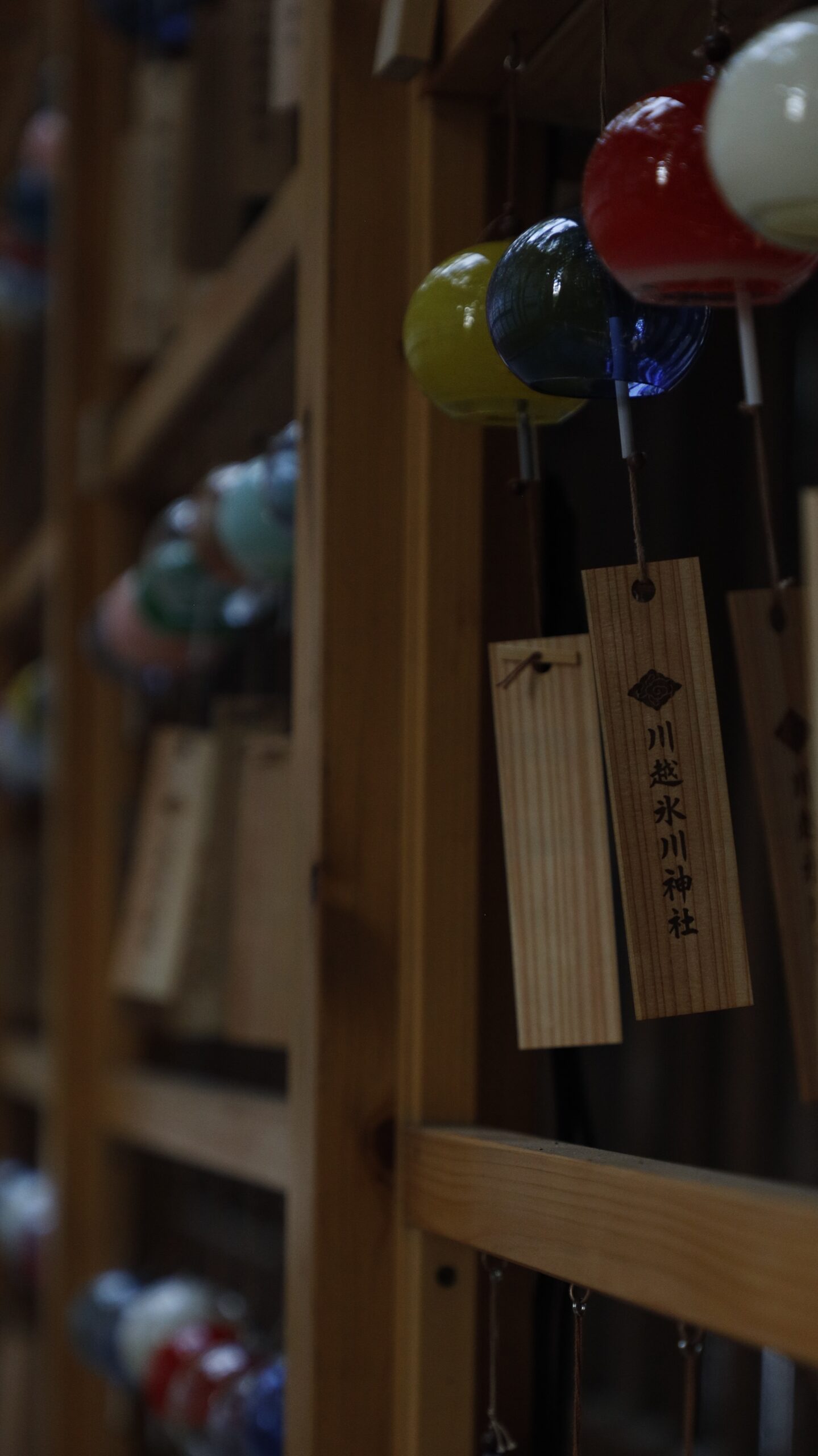 川越氷川神社にて、「涼を楽しむ風鈴と歴史の調和」と感じた写真です。