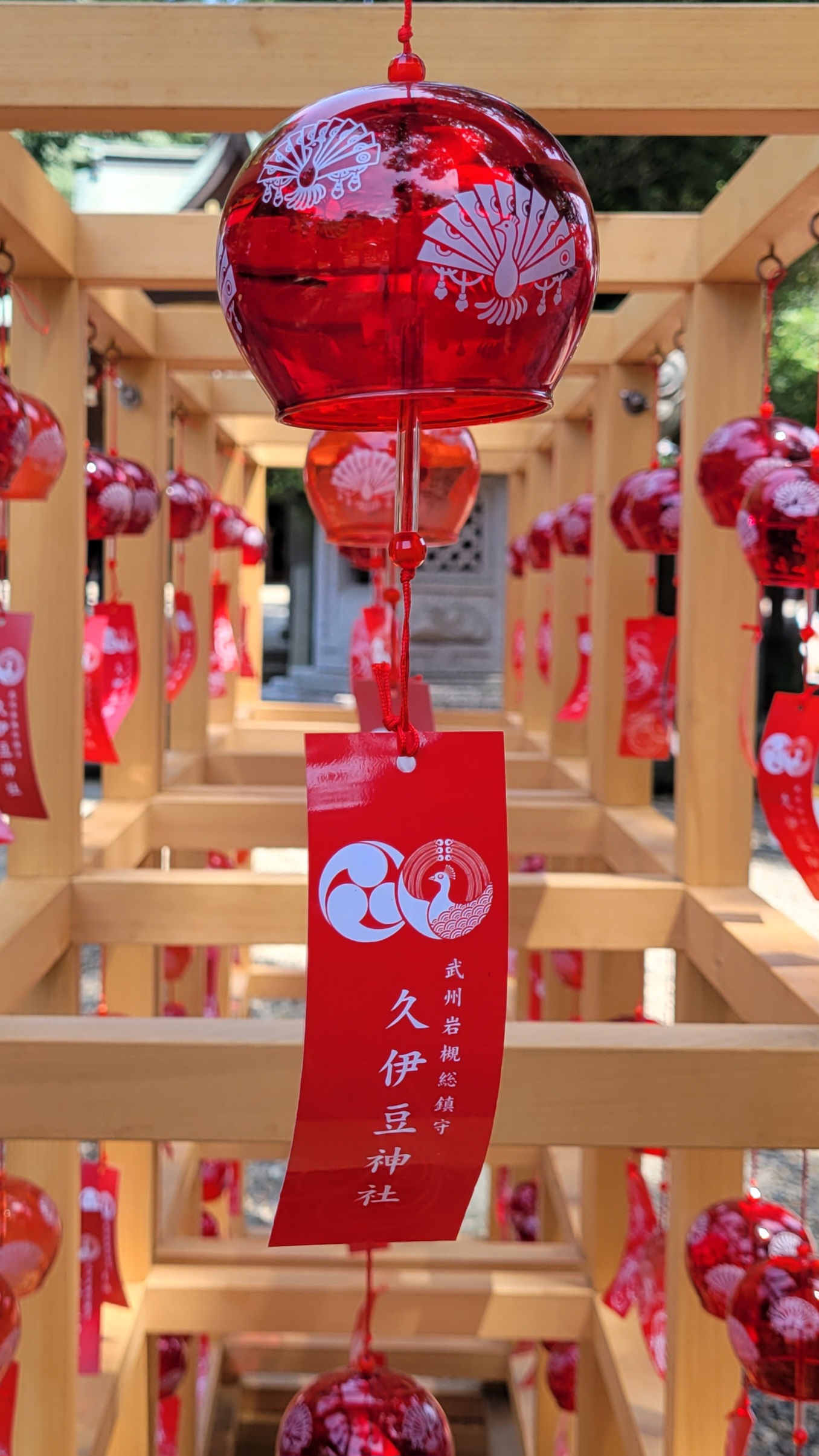 武州岩槻総鎮守 久伊豆神社にて、「赤と青の輝き武州岩槻総鎮守 久伊豆神社の風鈴風景」と感じた写真です。