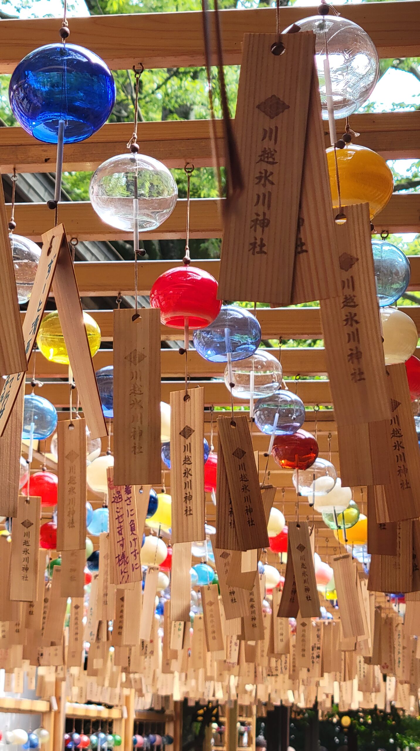 川越氷川神社にて、「夏を彩る風鈴と涼やかな音色」と感じた写真です。