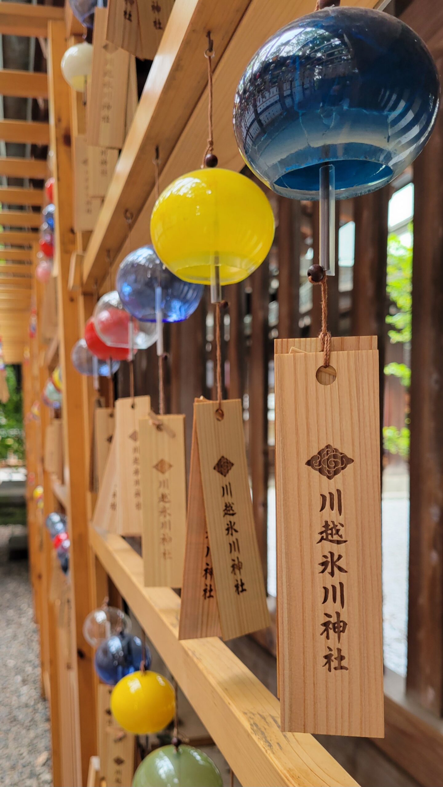 川越氷川神社にて、「出会う風鈴の涼やかな癒しと幻想的な光景」と感じた写真です。