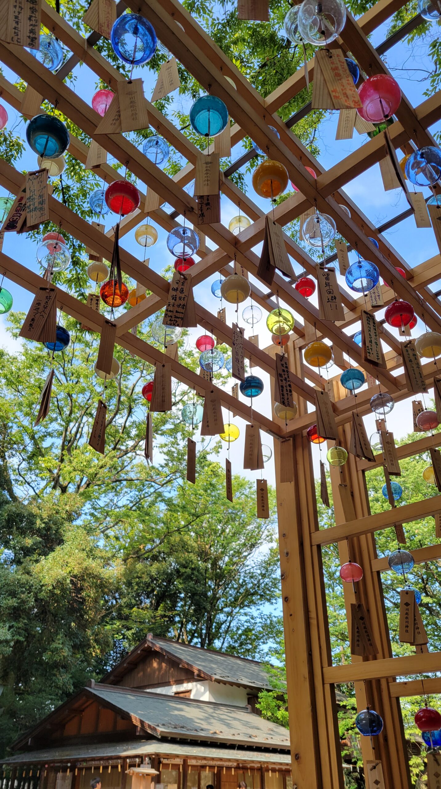 川越氷川神社にて、「風鈴と建物が織りなすユニークな視点」と感じた写真です。