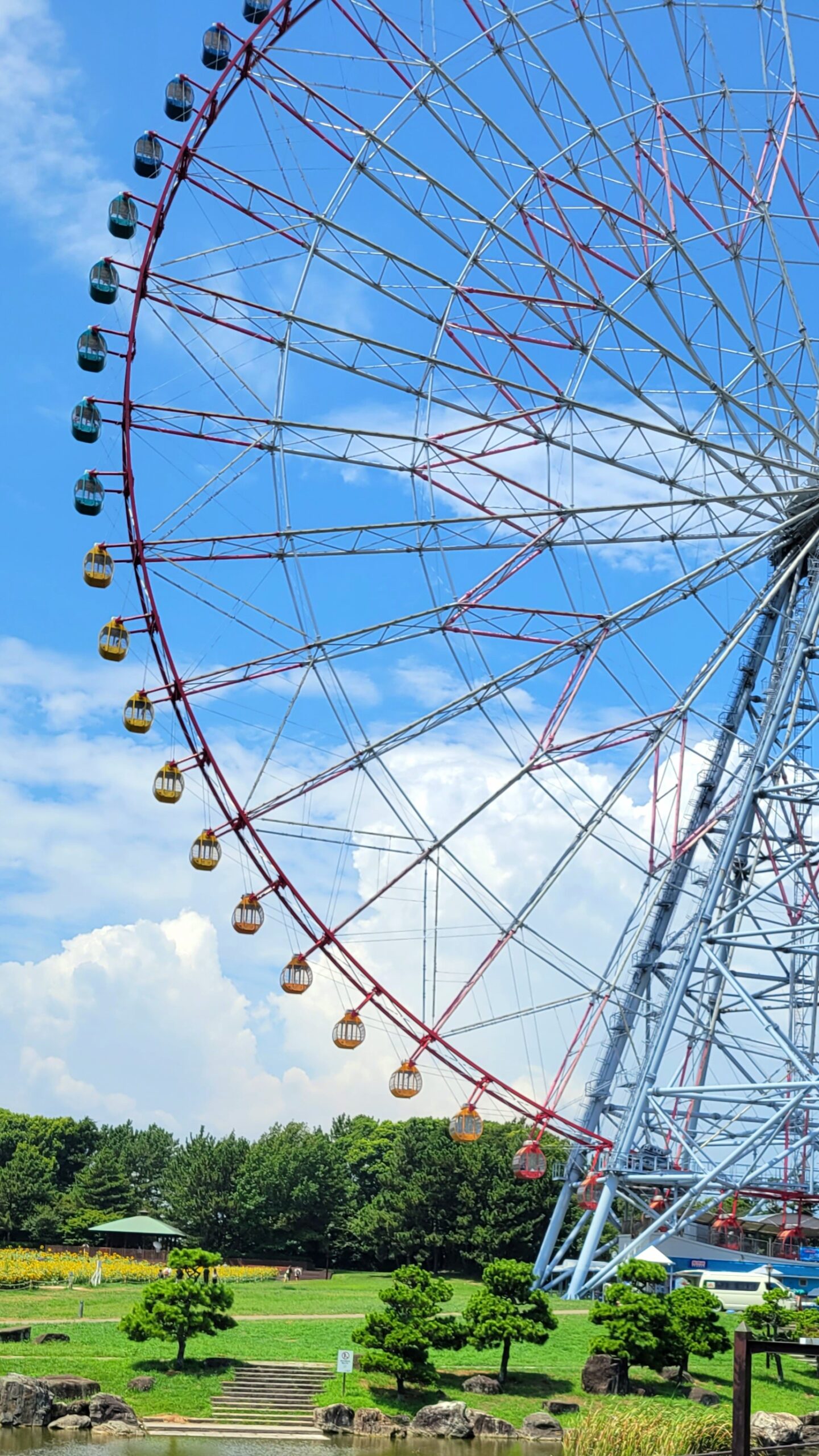 葛西臨海公園にて、「青空に映える葛西臨海公園の大観覧車」と感じた写真です。