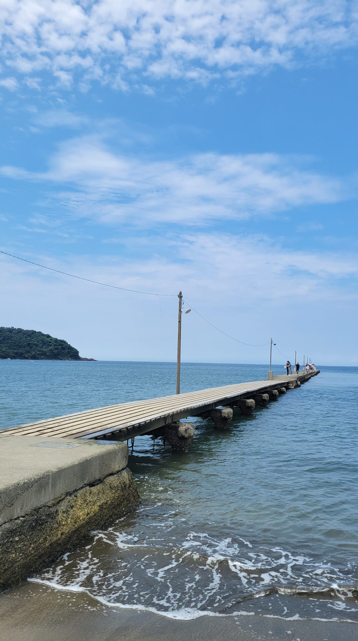 岡本桟橋の下から角度をつけて撮影した木製桟橋と海の絶景写真