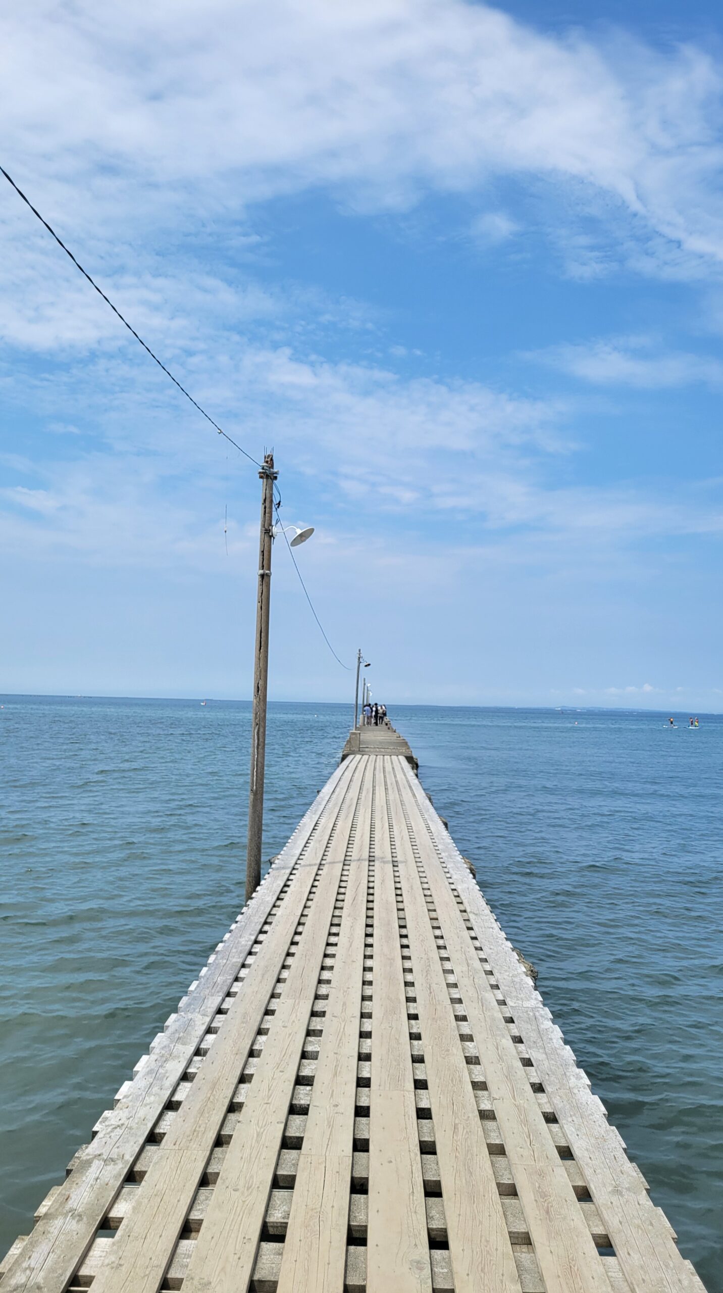 岡本桟橋の青い海と澄んだ空に映える真っ直ぐな桟橋の夏景色