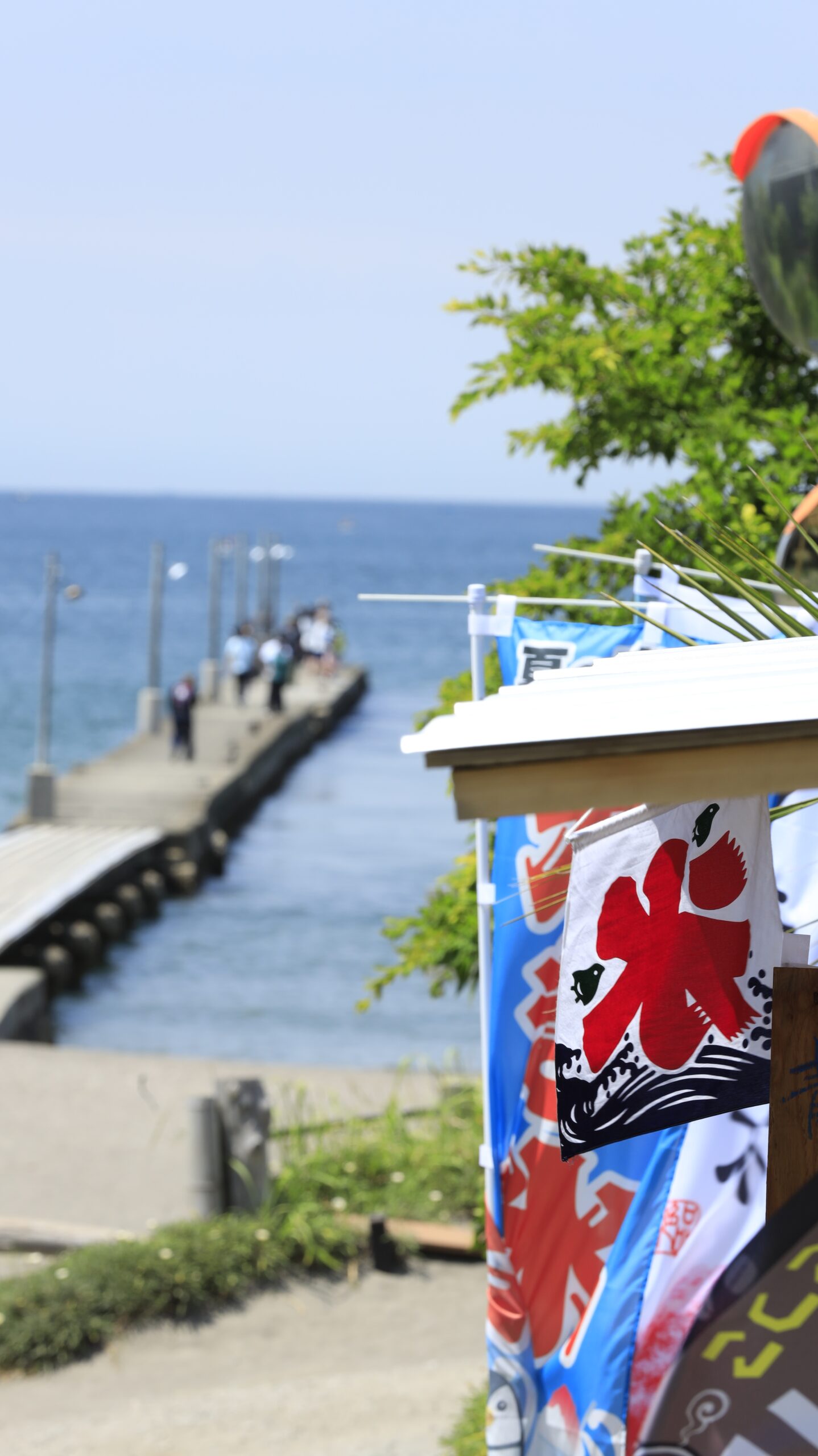 岡本桟橋で夏を象徴する氷の旗と青い海を背景に撮影した爽やかな風景写真