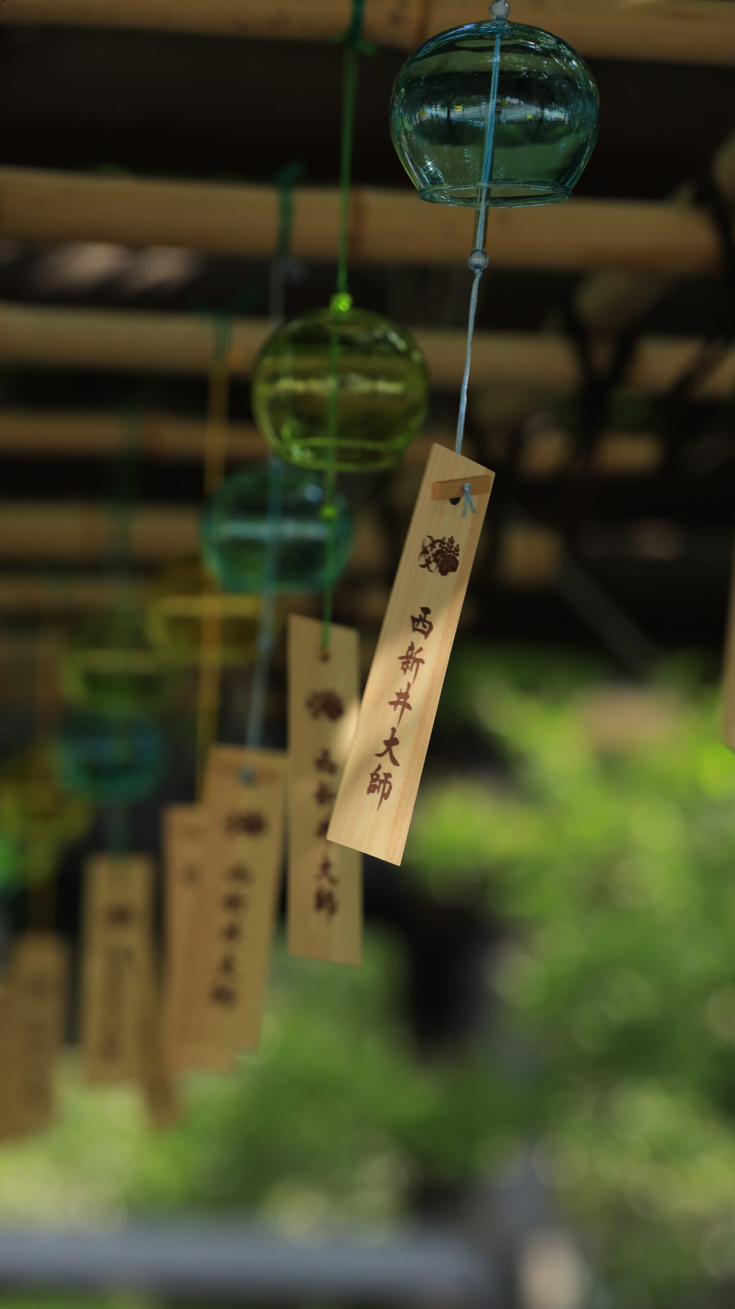 西新井大師で風に揺れる風鈴の一瞬を捉えた、夏らしい爽やかな雰囲気の写真