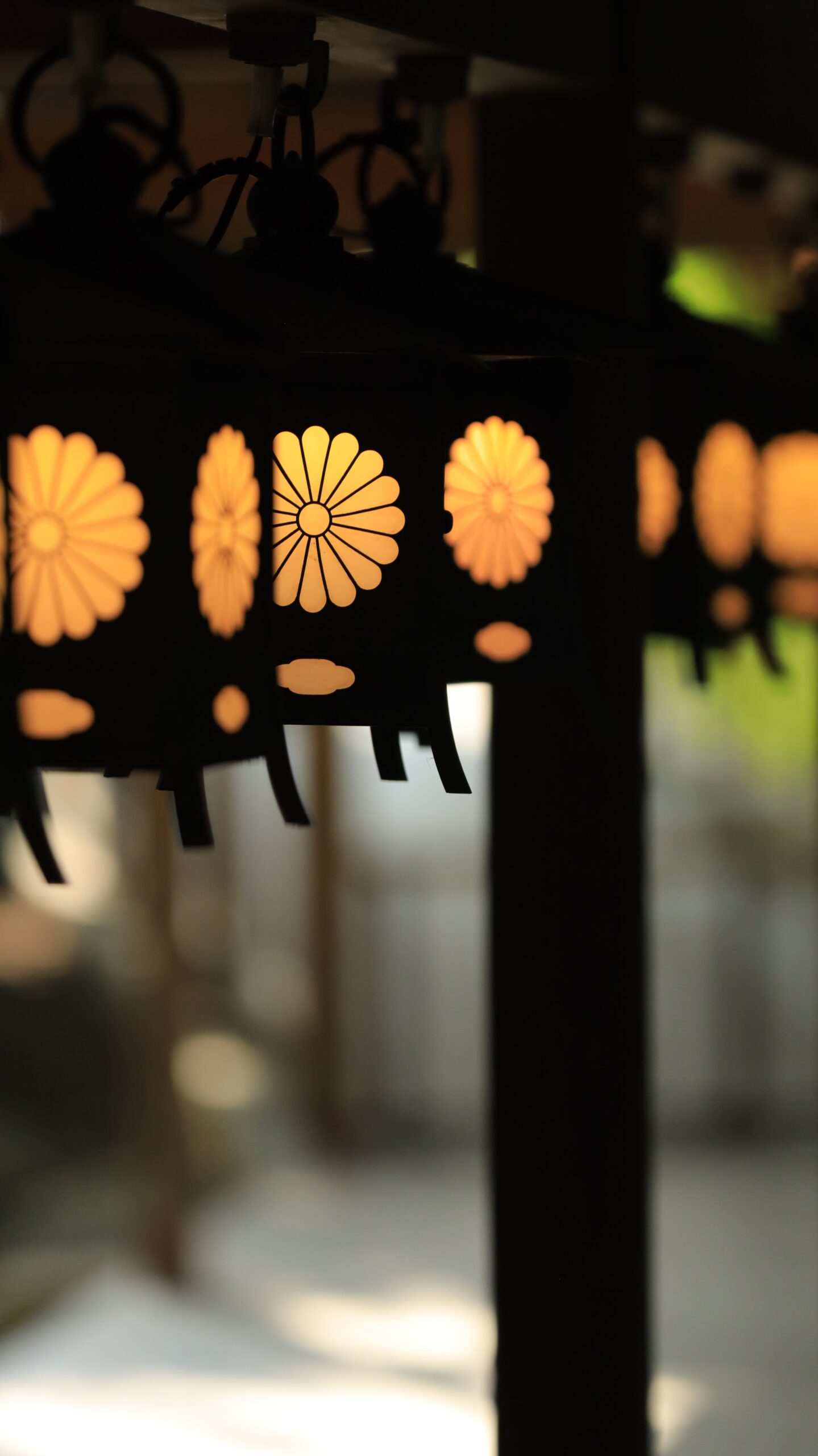 川越氷川神社で中心の灯ろうにピントを合わせ前後をぼかした柔らかい灯りの写真