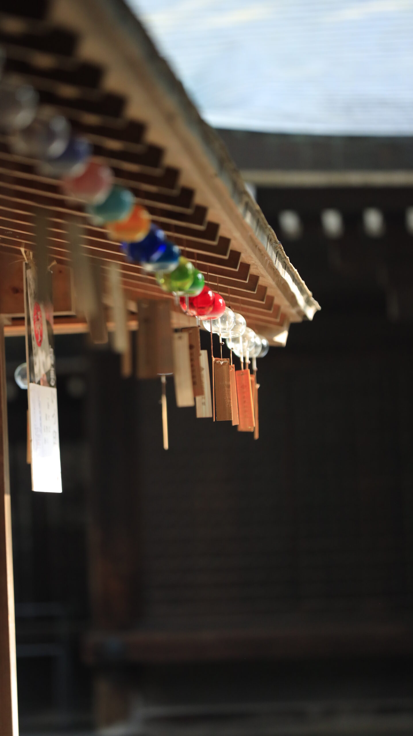 川越氷川神社で社務所に並ぶ風鈴の整列と奥行きを意識して構図を整えた写真