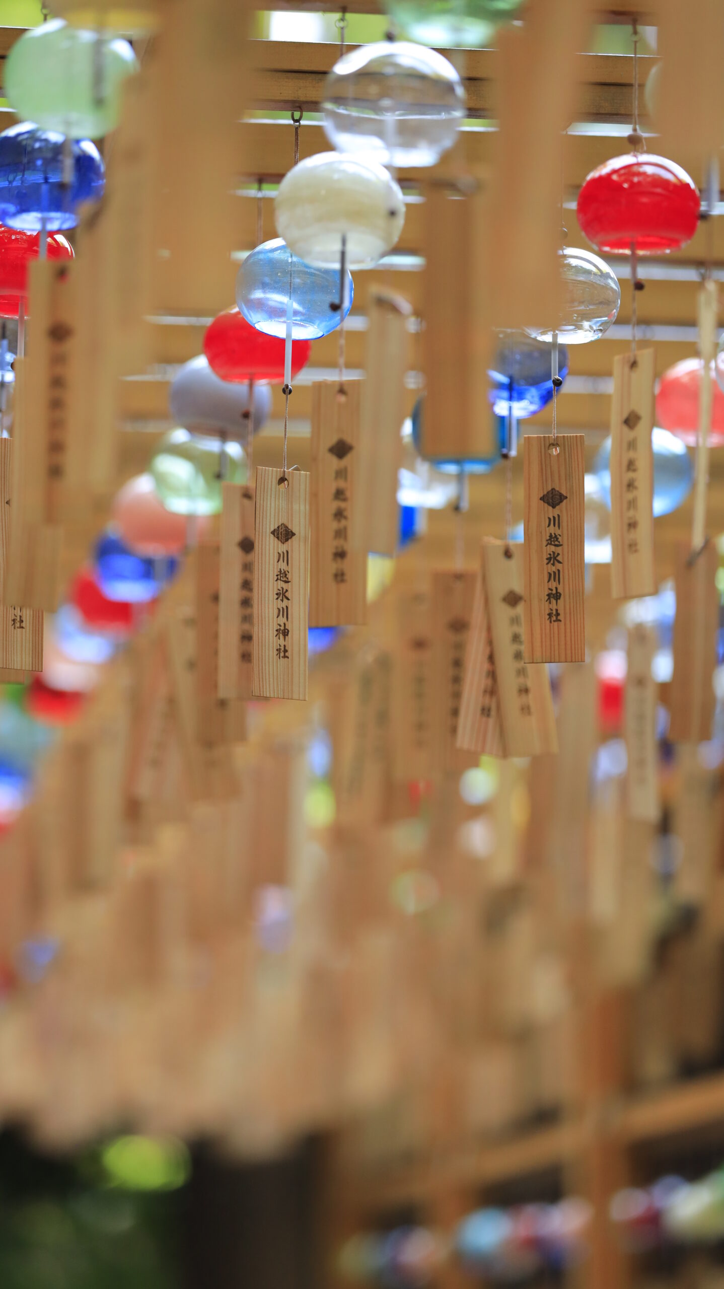 川越氷川神社で風鈴を下から見上げ、手前にピントを合わせて奥をぼかした構図