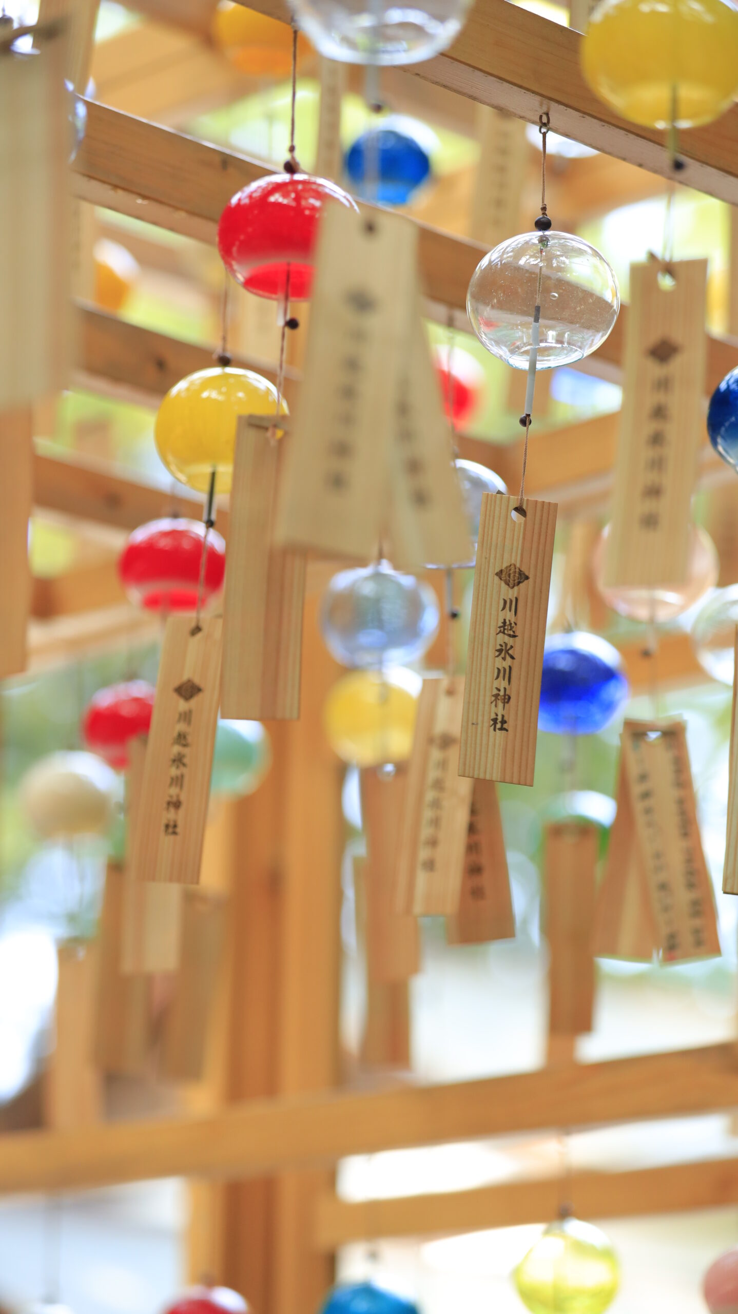 川越氷川神社で光が差し込み風鈴が揺れる瞬間を捉えた夏の光と風の写真